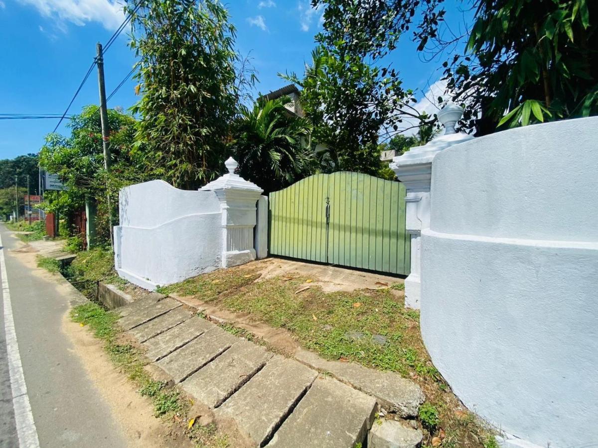 Colonial Bungalow Тангале Екстериор снимка