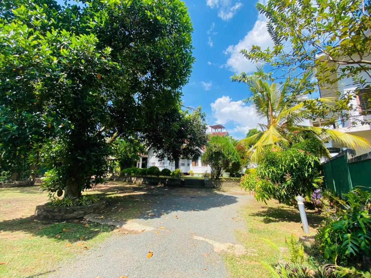 Colonial Bungalow Тангале Екстериор снимка
