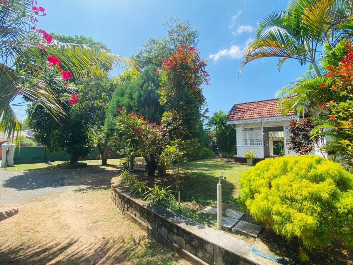 Colonial Bungalow Тангале Екстериор снимка