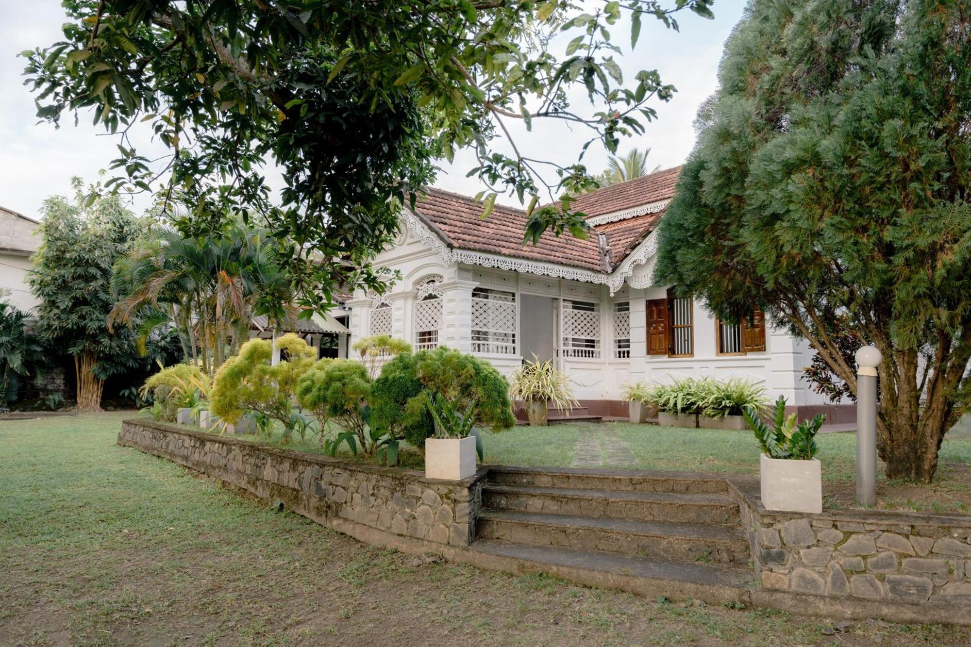 Colonial Bungalow Тангале Екстериор снимка