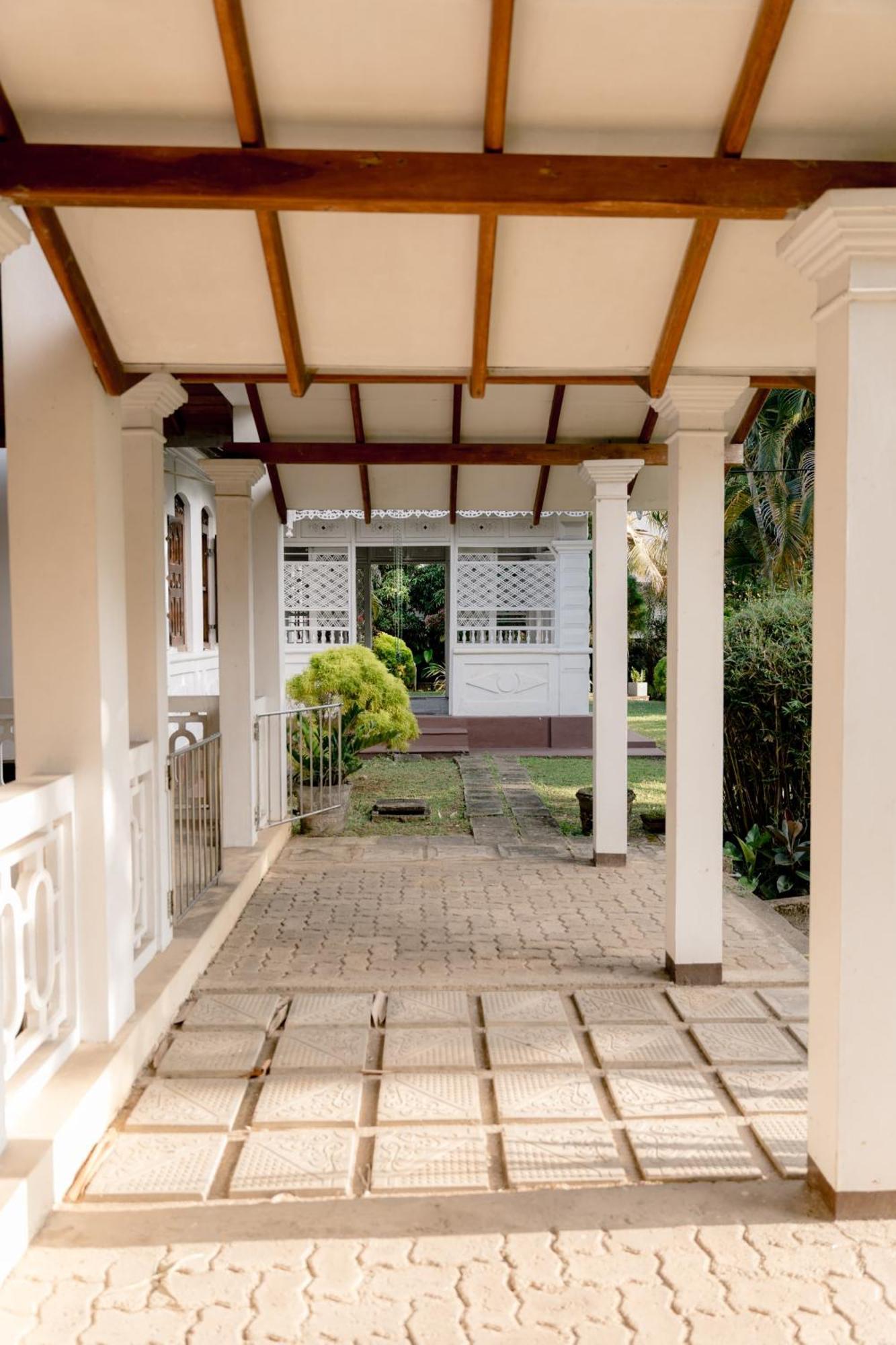 Colonial Bungalow Тангале Екстериор снимка